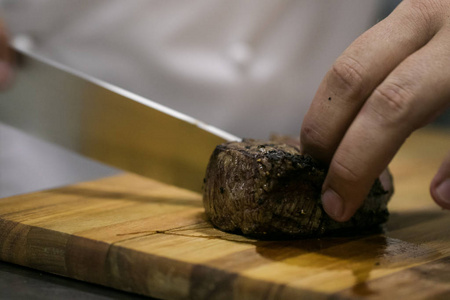 关闭了图像的切片牛肉美食厨师