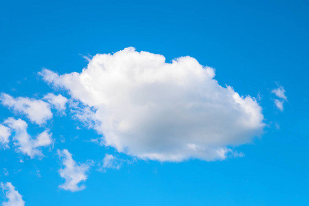 蓝天上的白云.cloudscape 照片背景.田园诗般的影像与单一的云和阳光.