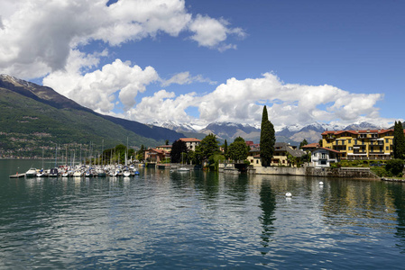 旅游系泊设备和 Bellano 村庄，意大利