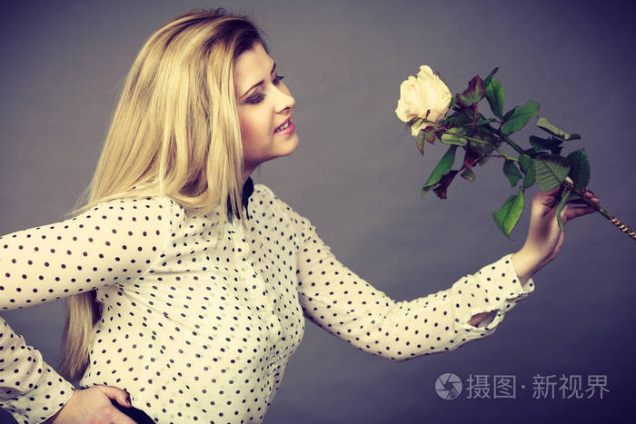 国际妇女或母亲的一天 漂亮女人与白色玫瑰花的金发的美丽画像 黑暗的日子背景照片 正版商用图片0pfxak 摄图新视界 国际妇女或母亲的一天 漂亮女人与白色玫瑰花的金发的美丽画像 黑暗的日子背景照片 正版商用图片0pfxak 摄图新视界