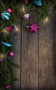 圣诞快乐，新年快乐。圣诞装饰华丽 Fir 闪光天然礼品木制背景上。节日概念