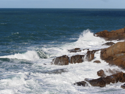 飞溅的波涛汹涌的海面波浪对破碎岩石海面波涛汹涌卡通波涛汹涌的海面