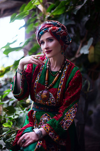 民族服装在热带花园中的女人