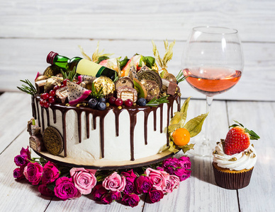 巧克力蛋糕和蛋糕。浆果 水果 草莓的蛋糕。顶级 view.colorful 蛋糕 美味蛋糕 奶油 糖果 木背景，把门