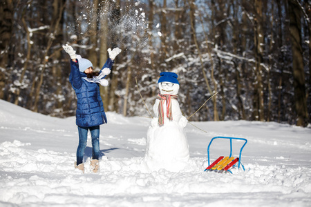 小女孩玩堆雪人