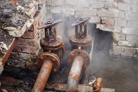 修理坏掉的旧水管生锈的加热系统