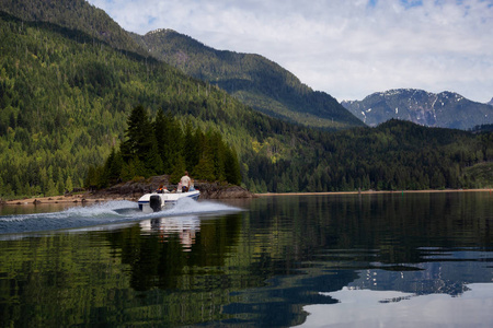 驶过的轮船在水中被美丽的加拿大山水环绕。取自加拿大不列颠哥伦比亚省温哥华东部的壁湖。