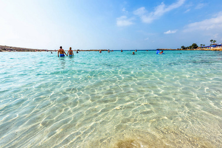 游客们在沙滩上游泳和放松.负拷贝空间, 文本位置.