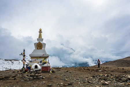大石佛寺反对多云天空的背景和游客在喜马拉雅, 尼泊尔