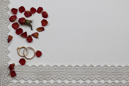 婚礼背景白色花边玫瑰戒指