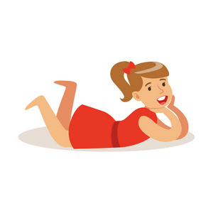 微笑的小女孩,她俯卧在地板上.姹紫嫣红的卡通人物矢量图照片