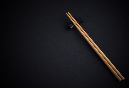 在黑色背景上的筷子