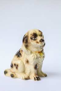 孤立在白色背景上的装饰瓷器狗