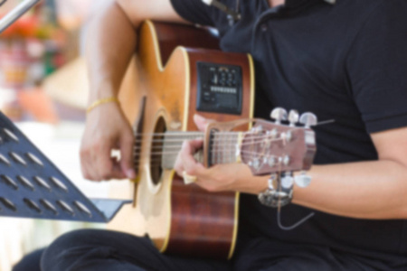 模糊的图像人玩声学吉他在户外公园, 泰国曼谷