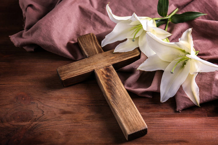 白色百合木制的十字架和白色的百合照片