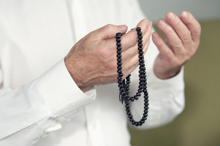 计数念珠一位老人拿念珠祈祷之手照片