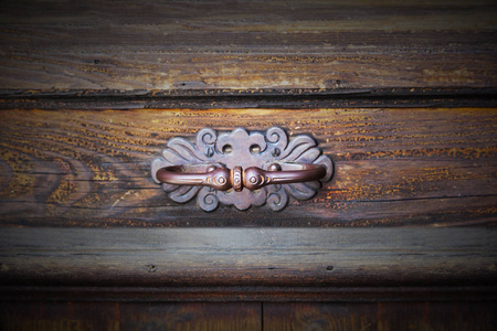 仿古铜柄木门。装饰元素。特写