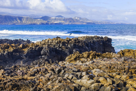 大西洋沿岸的风景如画的岩石被海浪冲刷着。