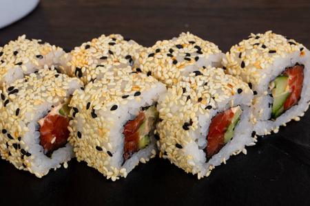 美味寿司卷芝麻套照片