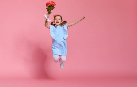 滑稽的孩子女孩奔跑和跳跃以花花束在颜色