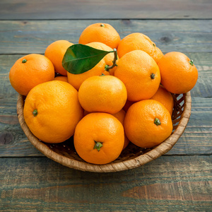 橘子在柳条碗大堆
