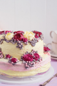 优雅的蛋糕装饰与勃艮第的奶油月季花
