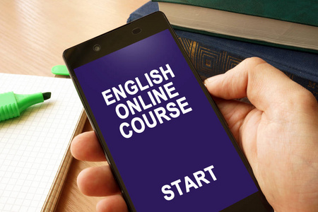 手与智能手机和英语在线课程照片