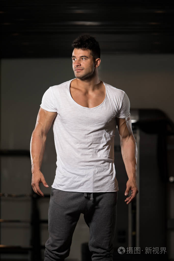 肌肉男在白色t恤的肖像