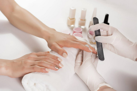 专业美容师抛光指甲与文件在美容指甲工作室。特写, 选择性聚焦