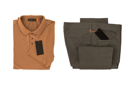 棕色衬衣和灰色折叠长裤新的灰色折叠长裤和褐色衬衣时尚与标签价格隔绝在白色背景。生活方式和时尚观念。包含剪切路径的文件