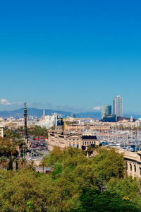 巴塞罗那城市天际线 Passeig 的全景或哥伦布大道和 Vell 港码头的鸟瞰图