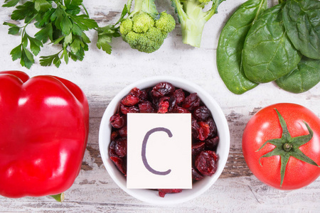 新鲜成熟的水果和蔬菜作为来源维生素 C 矿物质和膳食纤维，健康食品和加强免疫概念