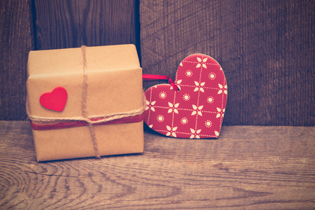 对木制礼品包装盒和红色心情人节背景