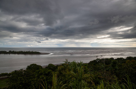 在哥斯达黎加南部太平洋沿岸的一个多云和黑暗的午后, 美丽的海滨景色