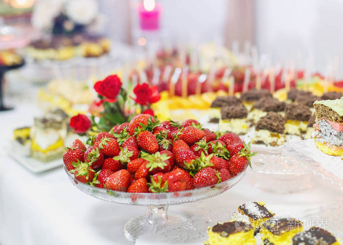 装饰精美的宴会桌上的配新鲜水果