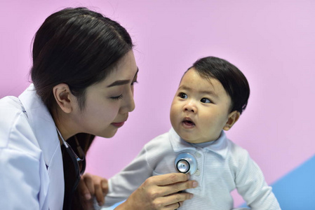 孩子们在医院接受疫苗接种。医生正在玩, 并结识了这个小男孩。儿童在医院接受疫苗接种