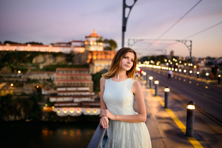 女人站在桥上，在日落时分