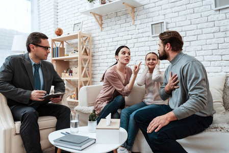成人夫妇与小女儿讨论问题在家庭心理学家照片