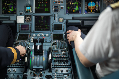 飞行员的手加速在油门在商业客机飞机飞行驾驶舱在起飞期间