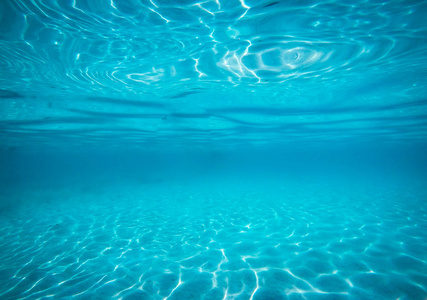 海底下清澈明亮的蓝色照片