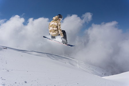 山上的飞行滑雪板。极限运动