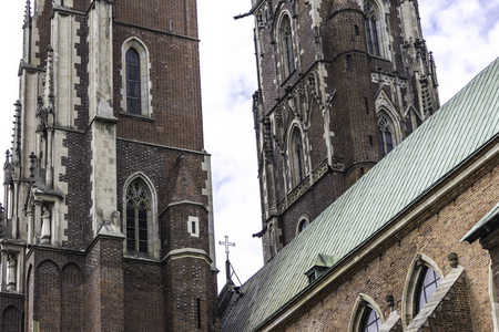 大教堂的二个塔在哥特式样式。门面, 铜尖顶, 雕塑, 石材装饰。在波兰的弗罗茨瓦夫施洗圣约翰大教堂