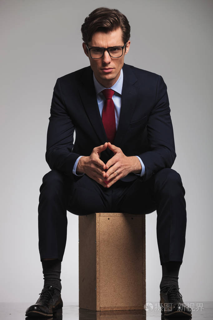 严肃的事人坐在棕榈树一起