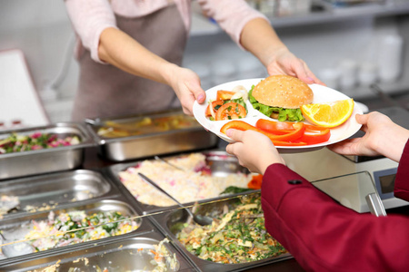 女人给女学生午餐