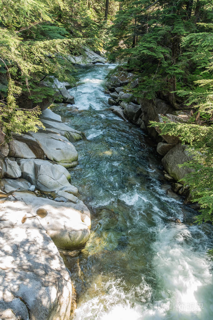 清澈的水冲沿丹尼小河在华盛顿州照片-正版商用图片0pgte6-摄图新视界