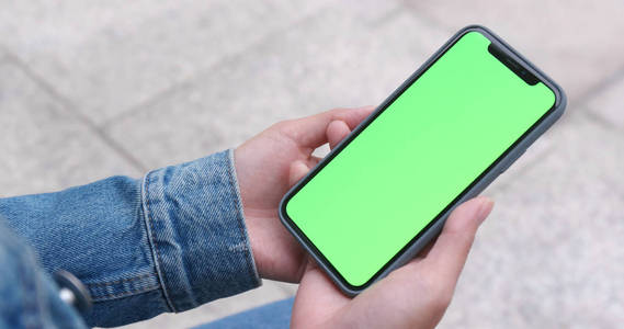 女性使用智能手机与绿色屏幕, 色度键