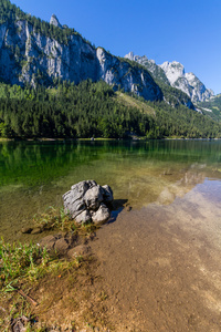 美丽的高山湖泊的景色