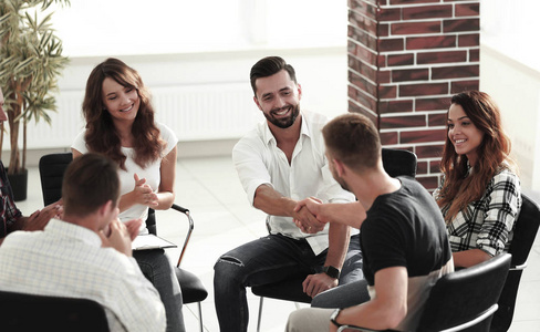 友好的握手图片