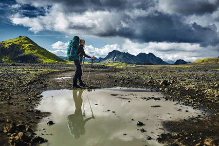 女人在山上，冰岛的徒步旅行者