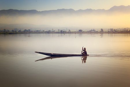 在缅甸在日出捕鱼的渔夫